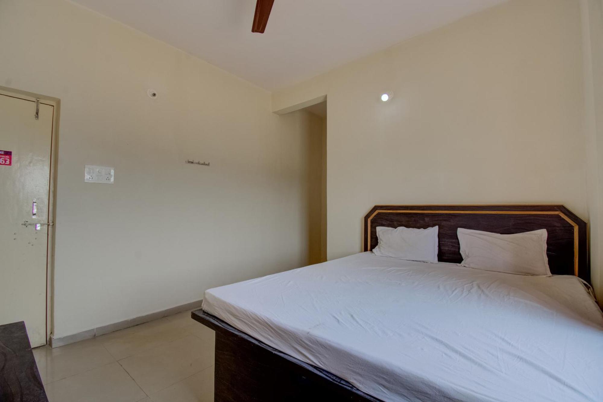 Spot On R D Homestay 1 Dispur Экстерьер фото